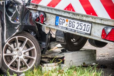 Esslingen: Smart faehrt auf Anhaenger - Fahrer verletzt